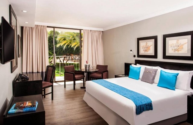 Unwind and Relax in Maseru! Garden View, Outdoor Swimming Pool, Free Parking!