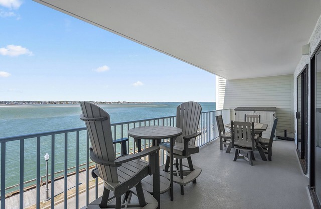 Updated, Direct Bay Front w/Bay Front Pool, 3 Blocks to Beach/Boardwalk