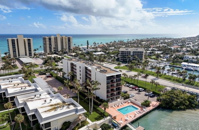 Updated Jupiter Island Condo! Calling Beach Lovers! Beaches Surround this Gem.