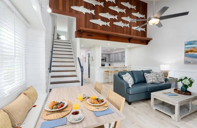 Updated/Resort StyleSleeps-9-Beach-5 min/Pool/Dining/pickle Ball-Prime location