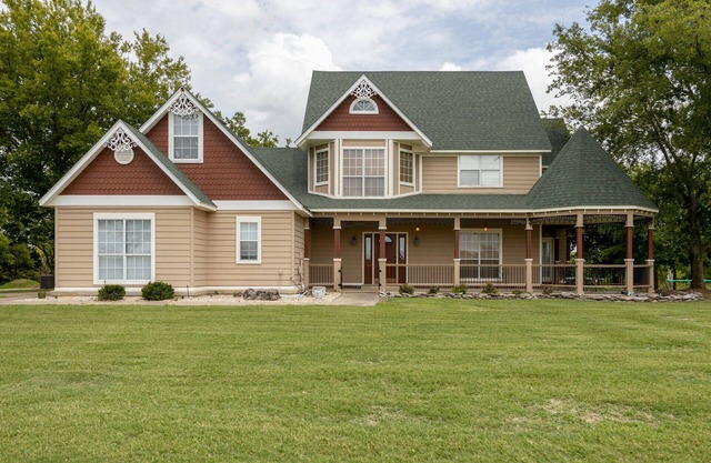 Upland Hills Manor In Beautiful Country Setting!