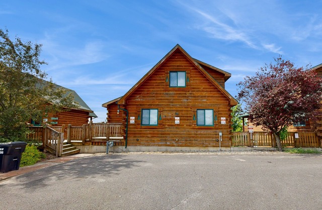 Upper-Level duplex, adventure retreat with fire pit, AC, patio & WIFI