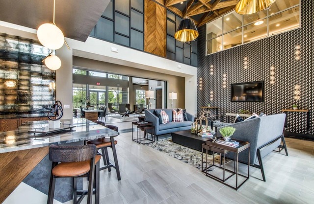 Upscale 1BR King Suite Close to Downtown w Fast Wifi