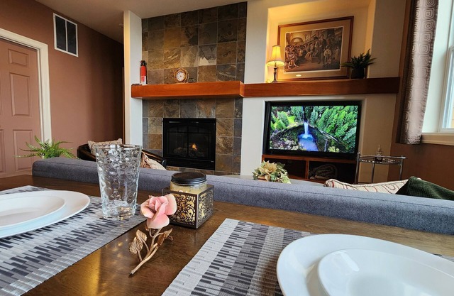 Upscale 2-bedroom Daylight Apartment in Springfield