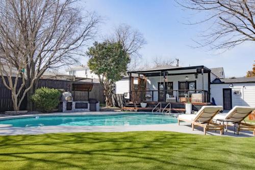 Upscale 3BR with Yard Games Heated Pool and Hot Tub