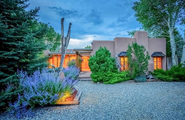 Upscale Adobe home on 2 acres, 20 min to Taos Ski Valley, Mtn Views, Hot Tub