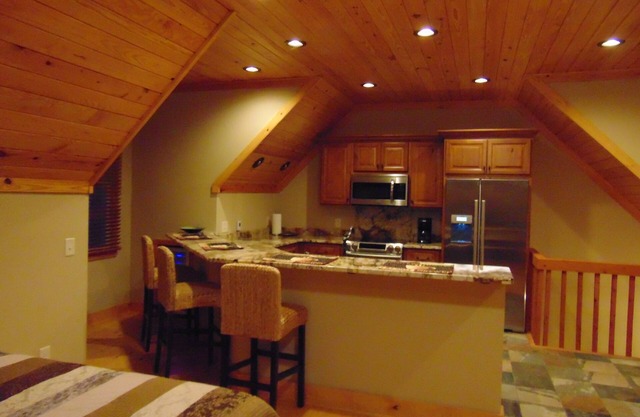 Upscale Apt Available for short/long stays. Kitchen, bath, laundry w/Generator