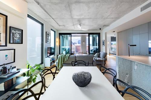 Upscale Collingwood Retreat - High-End Apartment with Car Park