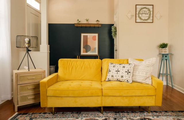 Upscale Cottage in the Heart of Downtown/Walking Distance from the Yatch Club