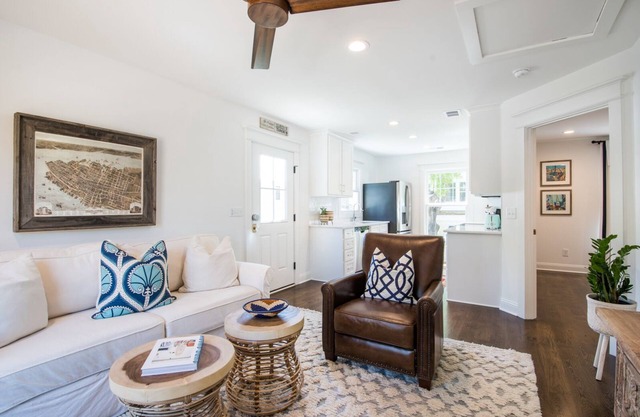 ★Upscale★ Couple's Retreat - Beach & Downtown CHS