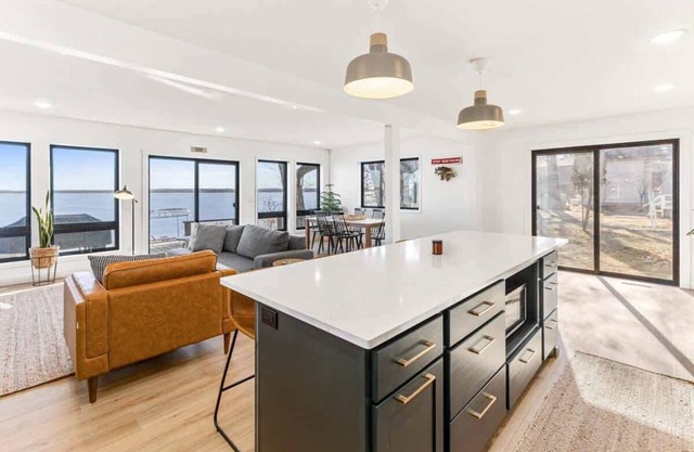 Upscale House on Crystal Clear Shell Lake