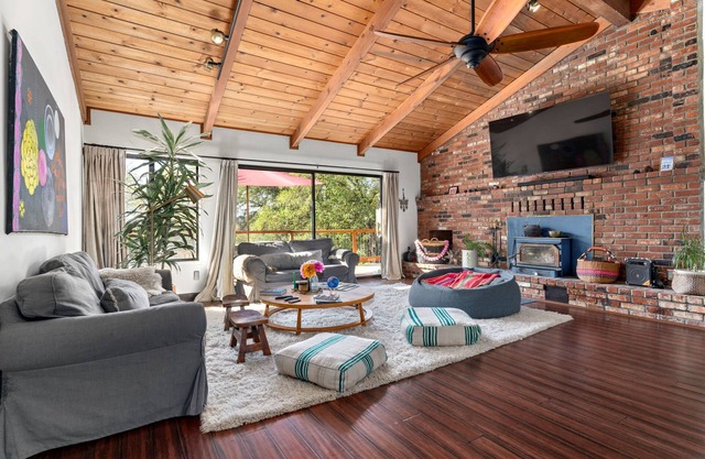 Upscale spacious lake view, hot tub, 5 acres, EV