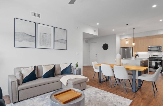 Upstay: Modern & Pet-friendly 2BR Home near SoCo