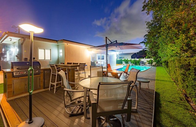 Urban Design Villa w/Backyard+BBQ+Fire Pit+Heated Pool