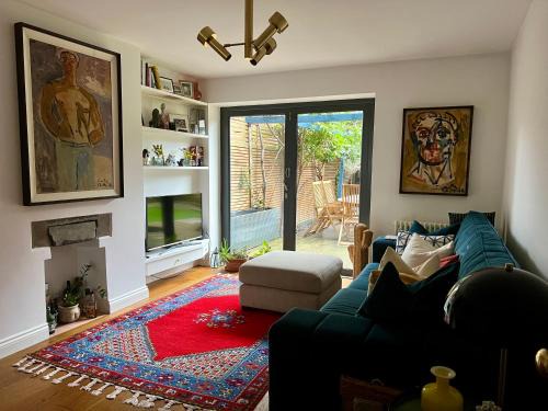 Urban Oasis Chic 1BR Flat with Spacious Garden