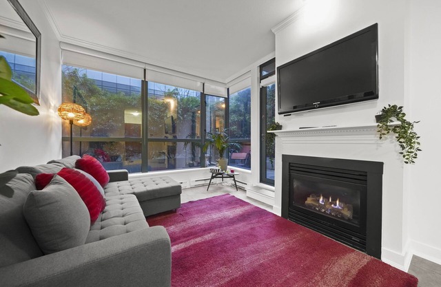 Urban Oasis! Sleeps 4/Big Private Patio/Fast Wifi