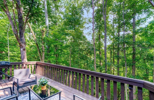 Urban Retreat-7 miles to UT!! King Bed-Two Decks-BBQ Grill-Family Friendly!