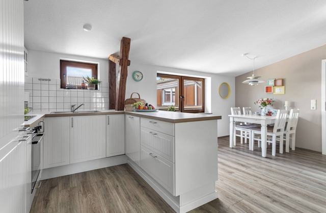 Vacation apartment in the country house "Hohe Luft" with large garden and 1500 m to the Baltic Sea
