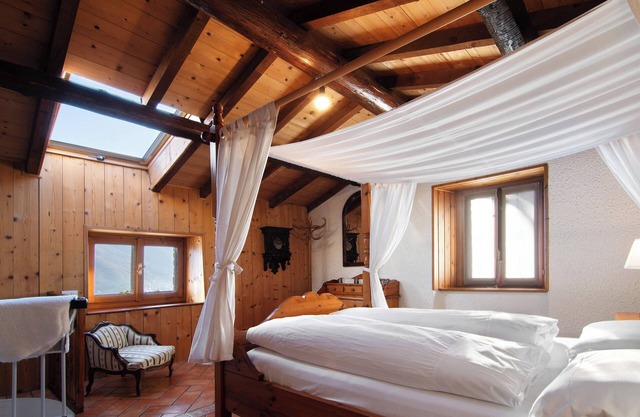 Vacation Home "Stone House of the year 1500" with Lake View & Wi-Fi