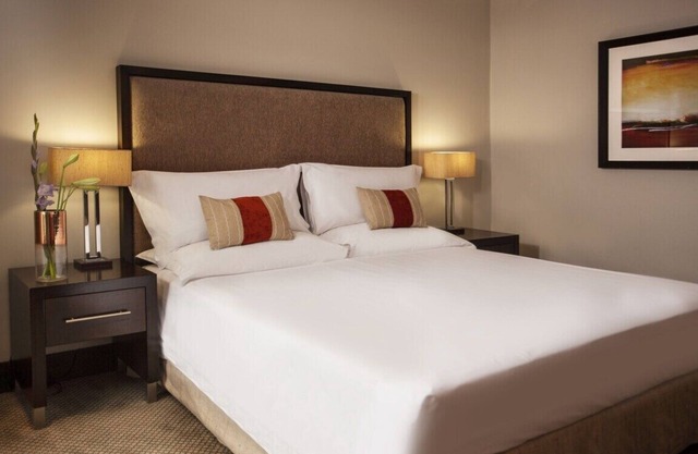 Vacation is Calling! Outdoor Swimming Pool, Onsite Spa & Sauna, FREE Parking!