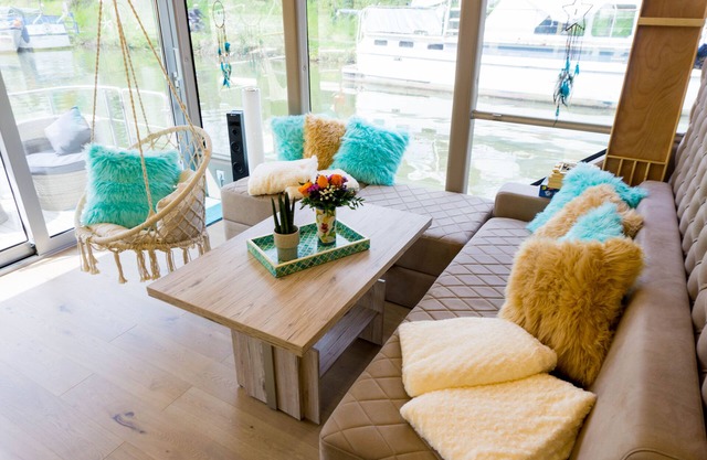 Vacation on a houseboat