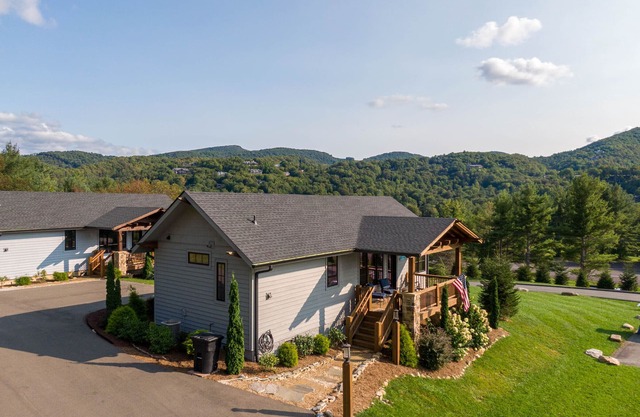 Valley View - expanded deck, within a mile of Banner Elk, close to skiing, river