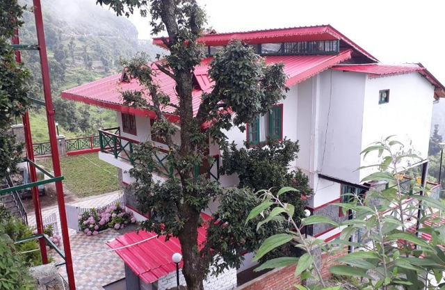 VEENU'S COTTAGE-views heater bonfire barbeque wifi MUSSOORIE