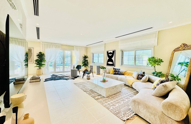 Venduras- Luxe 3BR Villa Jumeirah Park