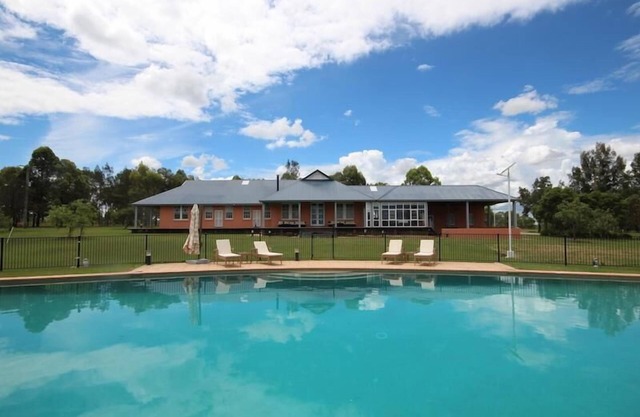 Verona House - 7 bedroom - Enormous 7 bdrm, 7 bthrm house with fabulous pool in the heart of Pokolbin!