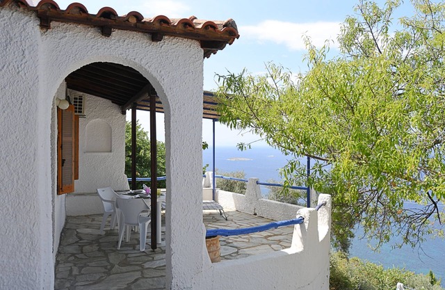 VERONICA. Infinity panoramic pool. Privileged view of Egean. Access to the sea.