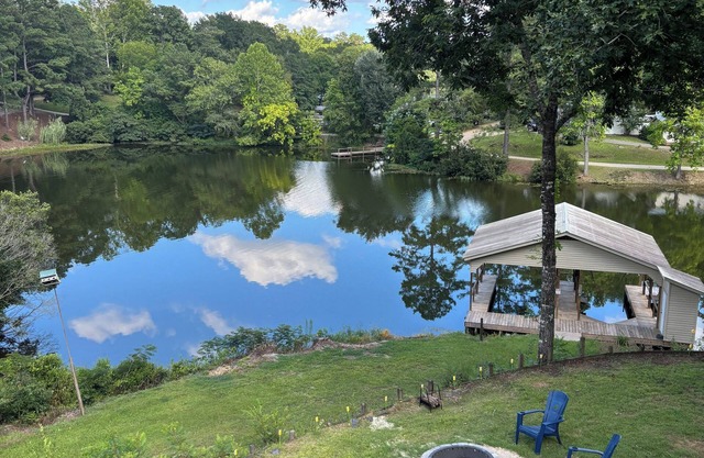 Very charming 4-bedroom 2 bath house on beautiful Lay Lake.
