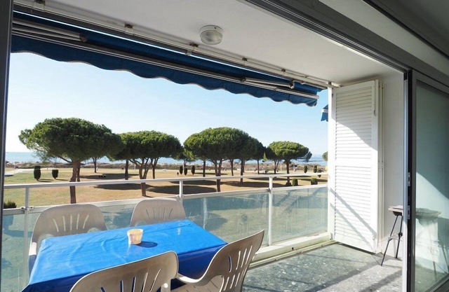 Very nice 6 beds, sea view, with parking !