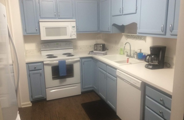 VERY QUIET, 2 bedroom/2 bath, 1st floor condo next to a beautiful park!