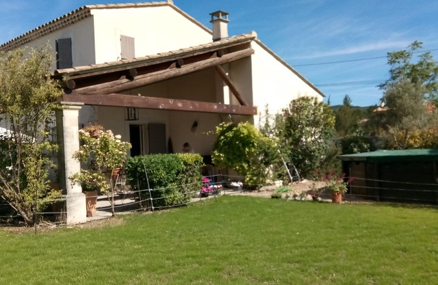 Very quiet building with pool opposite the Luberon