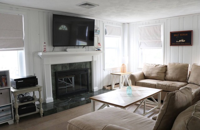 Very Spacious, short walk to Kelly Beach, Central a/c, Pet friendly