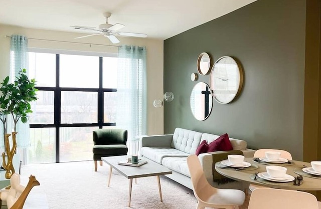 Vibrant & Bright 2BR by Old Town