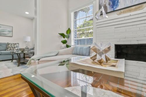 Vibrant Oasis W Heated Pool 3BR 2BA N Downtown