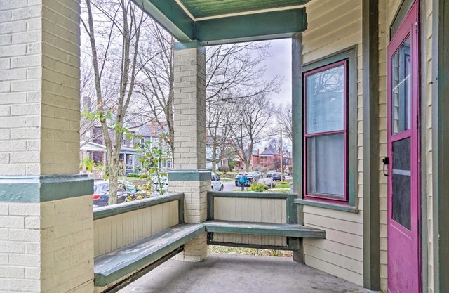 Victorian Apt, 1 half Mi to Baseball Stadium!