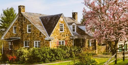 Victorian Apt at SanctuaryoftheSwan dog friendlyhotel alternative farm stay