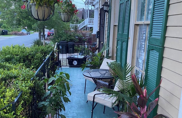 Victorian Historic Uptown One Bedroom on Parade Route with Queen Sofa Couch