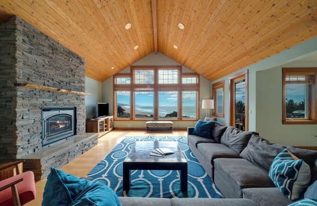 View House-Breathtaking Ocean views, 2 master suites, 3.5 baths.