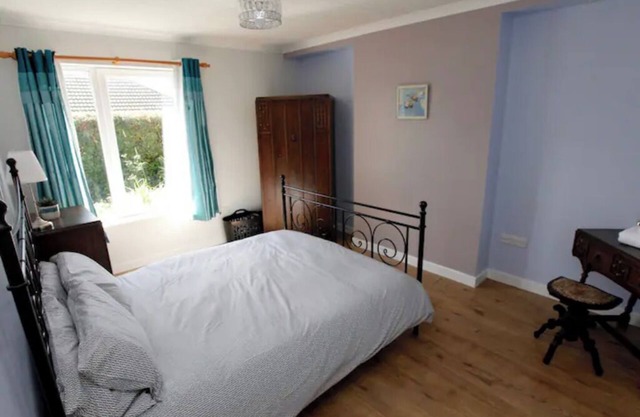 Viewcliff: Modern cottage, idyllic location. Secluded, with harbour views (Pets)