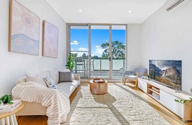 Views for days. 1 Bedroom Penthouse Private & Quiet, New Host 4.7 star rating