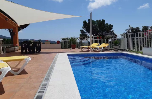 Vila with private pool, sea view 7km away Pets welcome