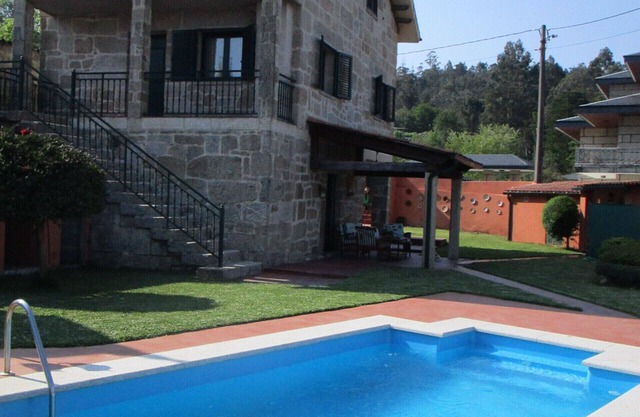 Vilaboa, Stone house in rural setting, swimming pool, wifi, well connected
