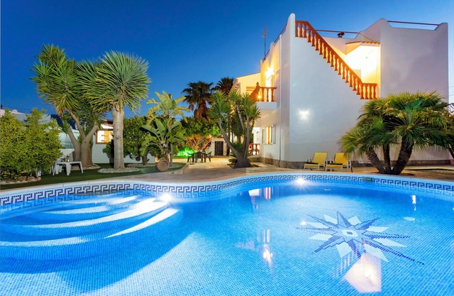 Villa in Playa D´en Bossa sleeps 9