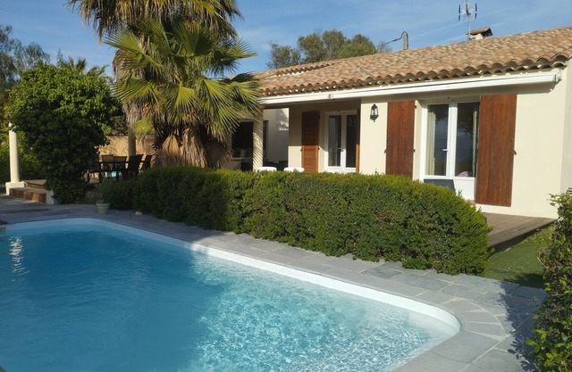 Villa 130 m2, pool and terrace, facing the sea, on 1300m2 of wooded grounds.