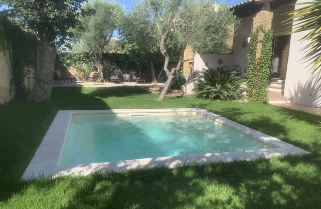 Villa 3 Chambres Avec Piscine en Provence à Proximité des Remparts D'avignon