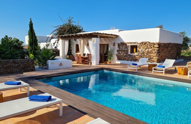 VILLA 5 MINUTES FROM THE BEACHES WITH POOL AND GARDENS
