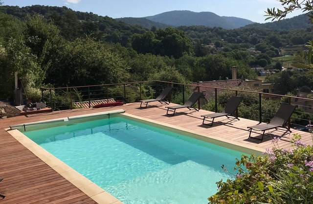 Villa ALL COMFORT IMPRENSABLE VIEW on the village and its hills, PRIVATE SWIMMING POOL